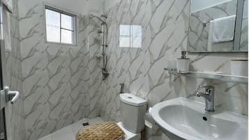 Căn hộ Deluxe, quang cảnh thành phố | Phòng tắm | Giấy vệ sinh