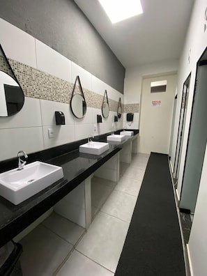 Produtos de toalete grátis, toalhas de banho, sabonete, shampoo