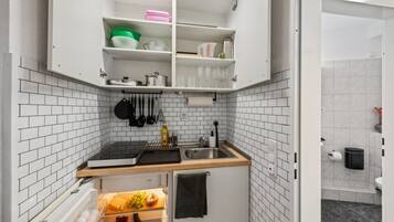 KĂŒhlschrank, Mikrowelle, Herdplatte, Wasserkocher mit Kaffee-/Teezubehör