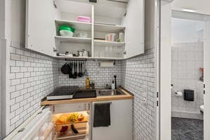 Een koelkast, een magnetron, een kookplaat