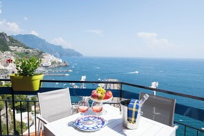 Outdoor dining - Skyview Paradise House is a panoramic penthouse with breathtaking views in Amalfi (Amalfi)