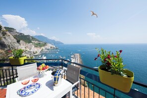 Outdoor dining - Skyview Paradise House is a panoramic penthouse with breathtaking views in Amalfi (Amalfi)