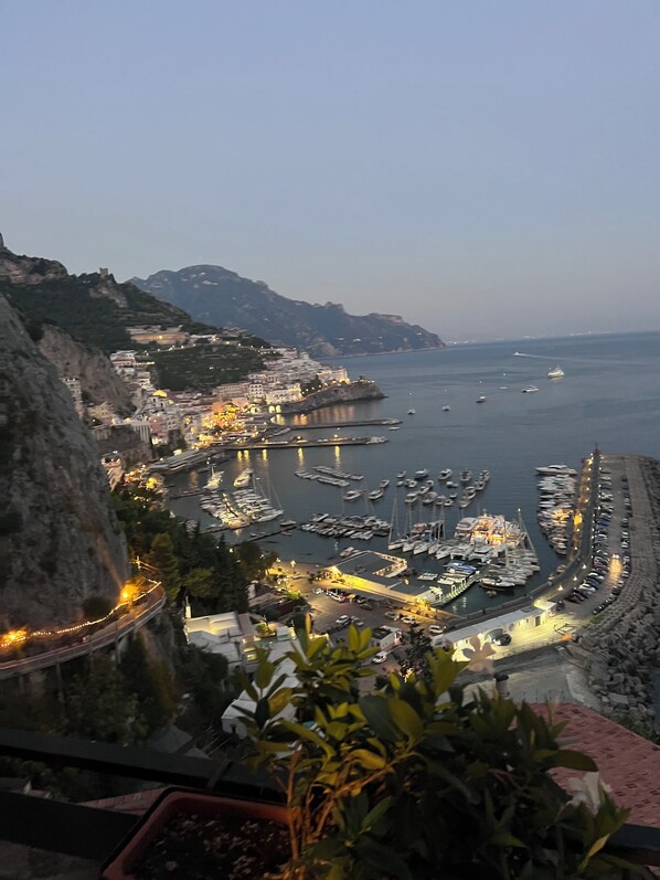 Marina - Skyview Paradise House is a panoramic penthouse with breathtaking views in Amalfi (Amalfi)