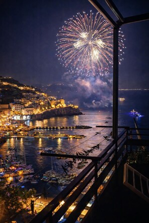Marina - Skyview Paradise House is a panoramic penthouse with breathtaking views in Amalfi (Amalfi)