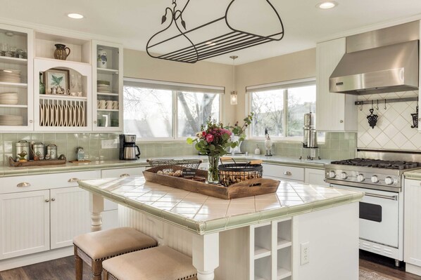 4 bedrooms - Luxury Wine Country Haven Vineyard Views Near Top Wineries Adelaida Farmhouse (Paso Robles)