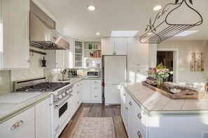House - Luxury Wine Country Haven Vineyard Views Near Top Wineries Adelaida Farmhouse (Paso Robles)