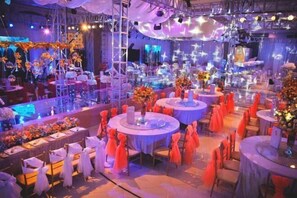 A banquet hall with round tables, chairs, and floral centerpieces. - Jinling International Hotel (Guangrao)