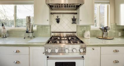Luxury Wine Country Haven + Vineyard Views Near Top Wineries Adelaida Farmhouse