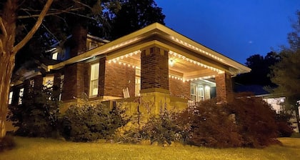 The Back House - Midtown Memphis Guest House with Private Entrance & Backyard
