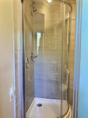 Secadora de cabello, toallas, jabón, shampoo 