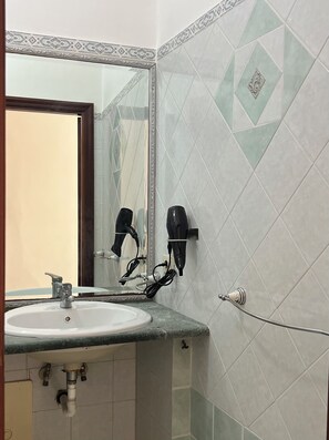 Hair dryer, towels, soap, toilet paper - Shoo Guesthouse - historic center- (Napoli)