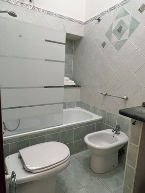 Sèche-cheveux, serviettes fournies, savon, papier toilette