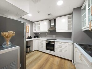 Cookware/dishes/utensils
