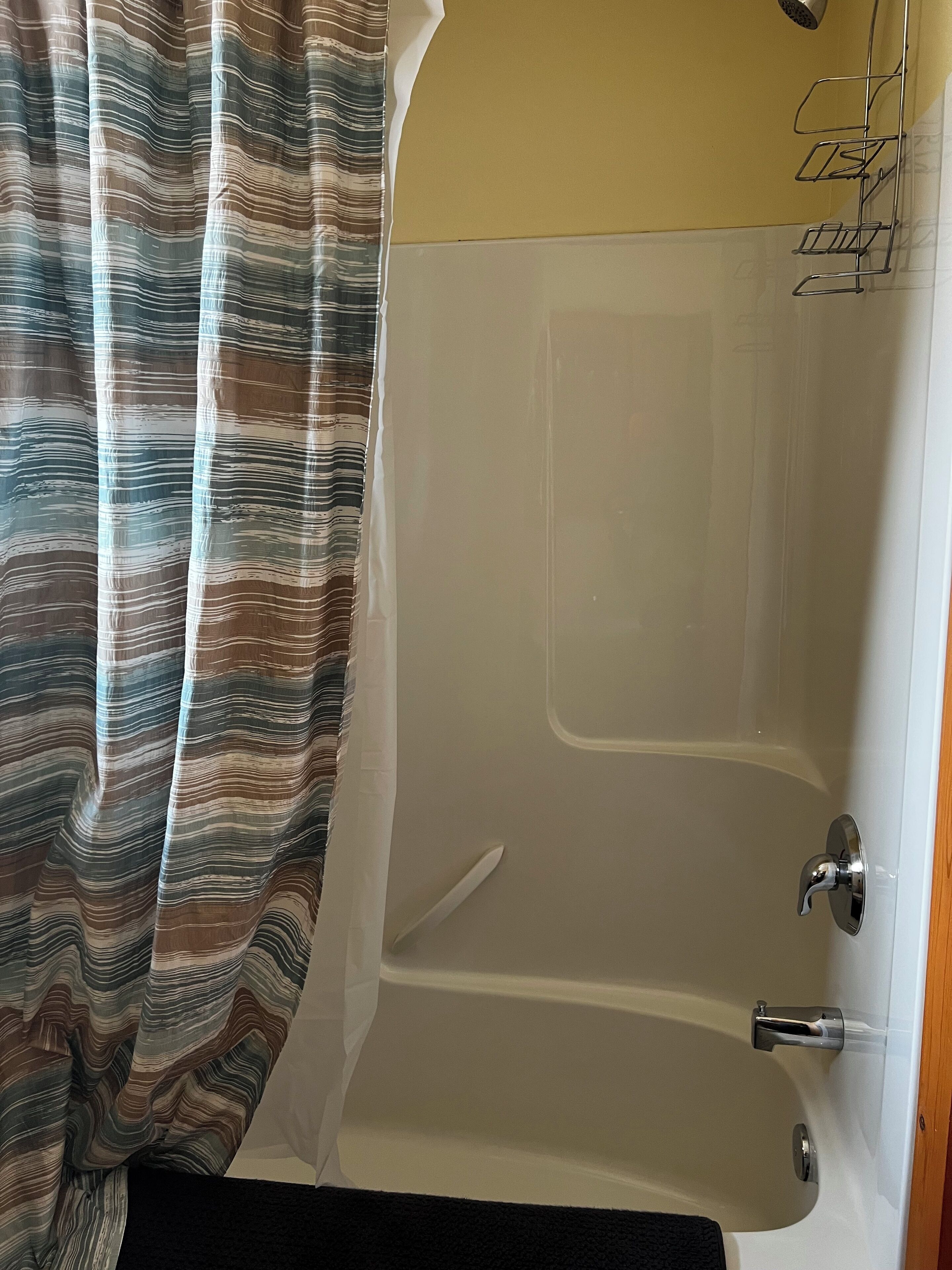 Séchoir à cheveux, serviettes fournies, savon, papier de toilette