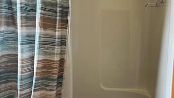 Séchoir à cheveux, serviettes fournies, savon, papier de toilette