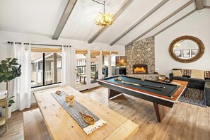 Télévision, cheminée