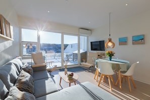 Appartement, animaux de compagnie interdits | Coin séjour | Télévision à écran plat, table de tennis de table, livres