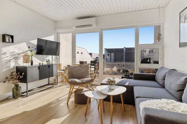 Appartement, animaux de compagnie interdits | Coin séjour | Télévision à écran plat, table de tennis de table, livres