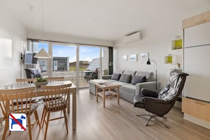 Appartement, animaux de compagnie interdits | Coin séjour | Télévision à écran plat, table de tennis de table, livres