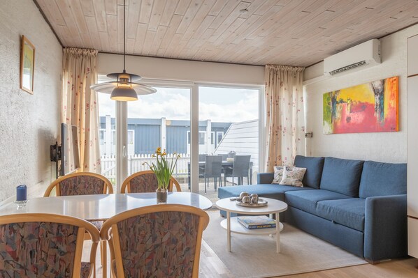 Apartment, Pets Allowed | Living area | 40-inch flat-screen TV with cable channels, table tennis, books - Agger Holidays (Vestervig)