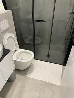 Dusche, Haartrockner, Handtücher