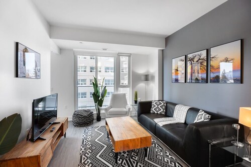 Apt w/Den and Rooftop, Steps to Little Italy