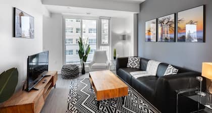 Apt w/Den and Rooftop, Steps to Little Italy