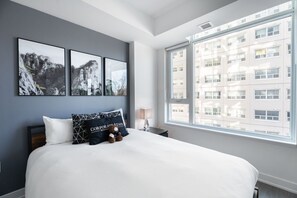 1 habitación, escritorio, tabla de planchar con plancha y cuna de viaje 