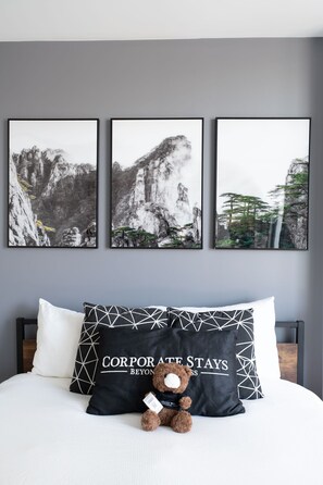 1 habitación, escritorio, tabla de planchar con plancha y cuna de viaje