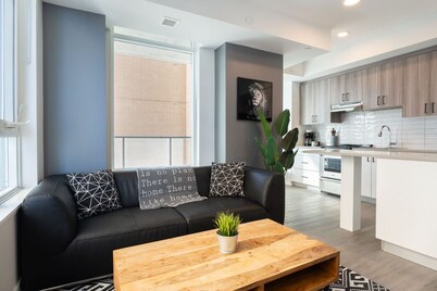 Contemporary 2BR in Little Italy with Gym