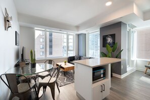 Interior - Contemporary 2BR in Little Italy with Gym (Ottawa)