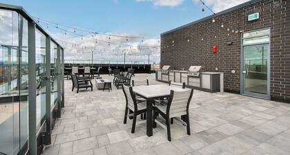 Contemporary 2BR in Little Italy with Gym