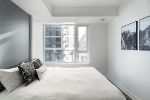 2 chambres, bureau, fer et planche à repasser, lit parapluie