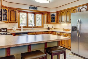 Réfrigérateur, micro-ondes, plaque de cuisson, lave-vaisselle