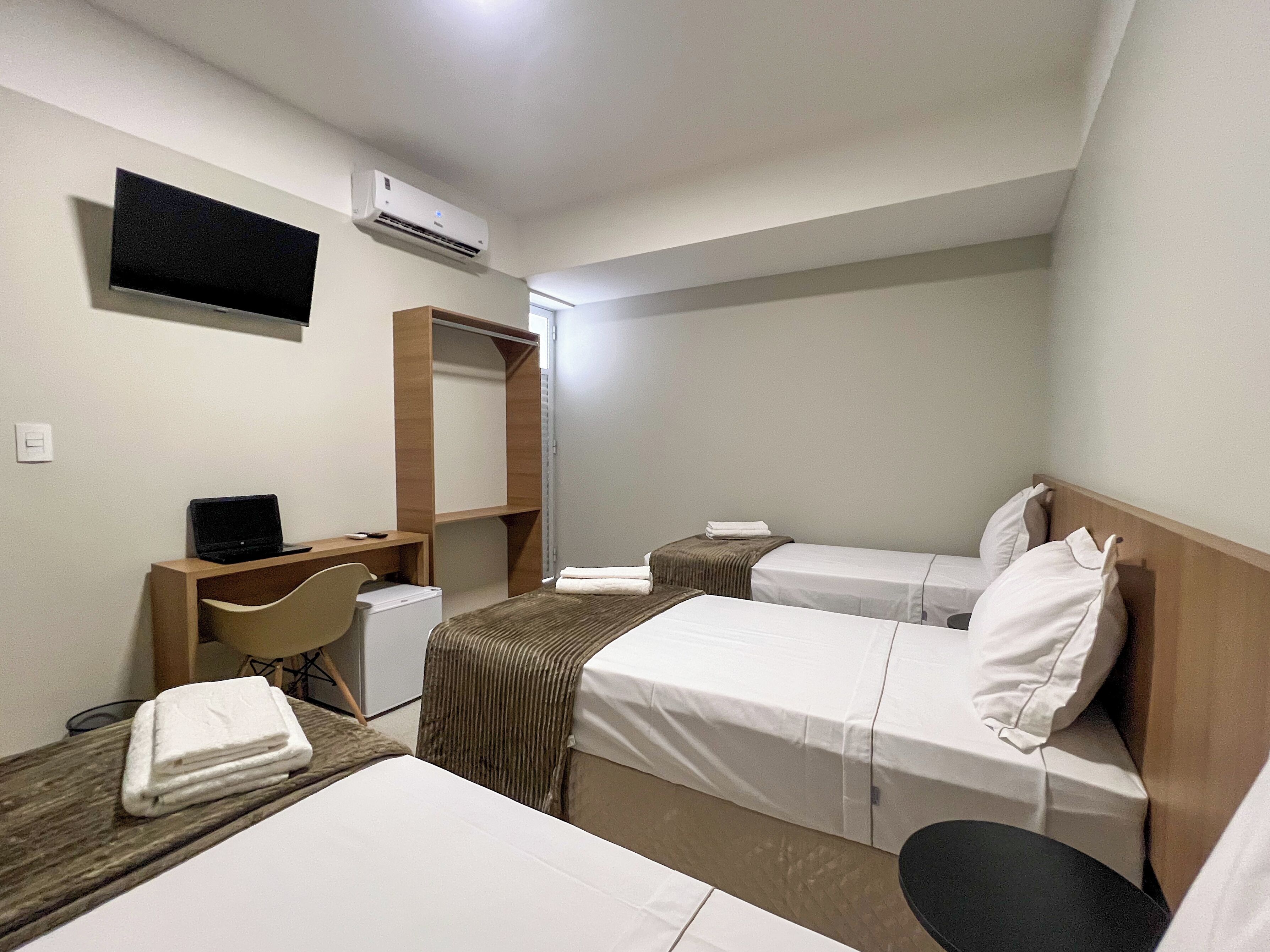 标准三人房 | 办公桌、笔记本电脑工作区、免费 WiFi、床单