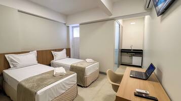 Phòng 2 giường đơn Tiêu chuẩn, trang thiết bị hỗ trợ người có khó khăn khi di chuyển | Bàn, khu vực làm việc phù hợp cho laptop