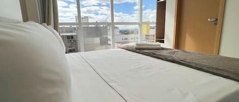 Family Room | Desk, laptop workspace, free WiFi, bed sheets