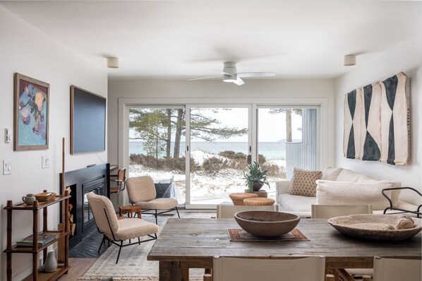 Smart TV, fireplace