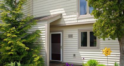 2 Bedroom family condo, outside pool, 2 miles to Lake MI