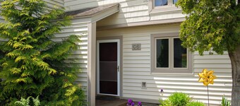 2 Bedroom family condo, outside pool, 2 miles to Lake MI