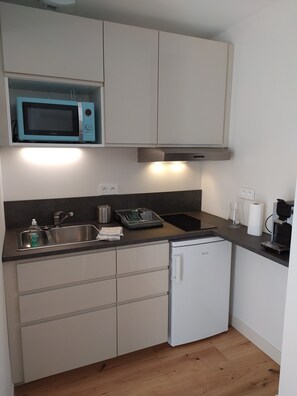 Réfrigérateur, micro-ondes, plaque de cuisson, cafetière/bouilloire