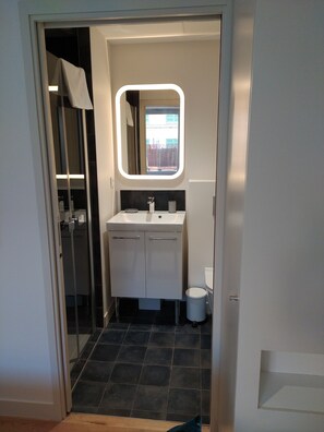 Shower, hair dryer, towels, soap - Apartment in the historical center of Bordeaux (Bordeaux)