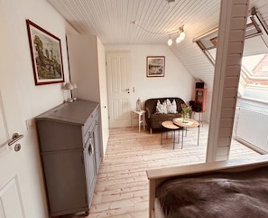 1 habitación, tabla de planchar con plancha y cuna de viaje