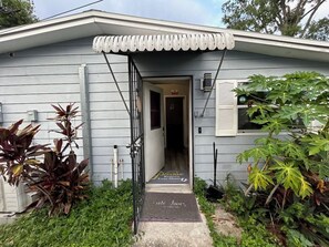 Exterior detail - 1 br 1 ba w/ Kitchenette, WiFi, AC in 33612 near Moffit Cancer USF Busch Gardens (Tampa)