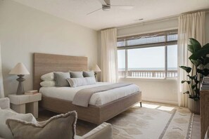 4 bedrooms, desk, iron/ironing board, WiFi - Oceanfront 7-bed home with grass backyard & grill (Folly Beach)