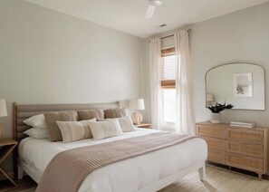 4 bedrooms, desk, iron/ironing board, WiFi - Oceanfront 7-bed home with grass backyard & grill (Folly Beach)