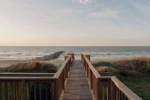 On the beach - Oceanfront 7-bed home with grass backyard & grill (Folly Beach)