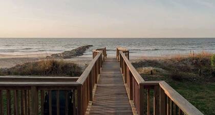 Oceanfront 7-bed home with grass backyard & grill