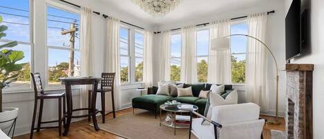 Télévision, cheminée, livres, espaces bureaux