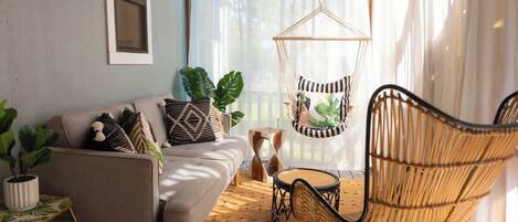 Una televisión, libros, una oficina